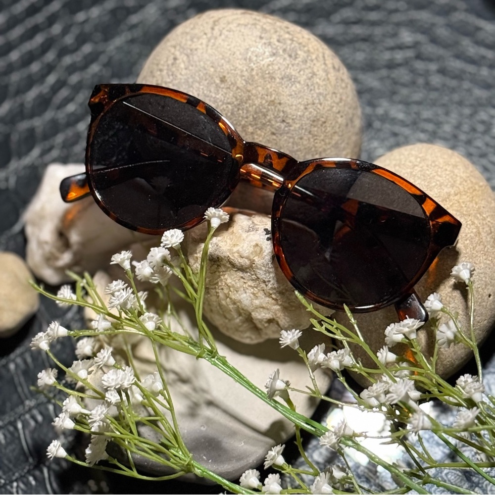 Stylish Tortoiseshell Sunglasses